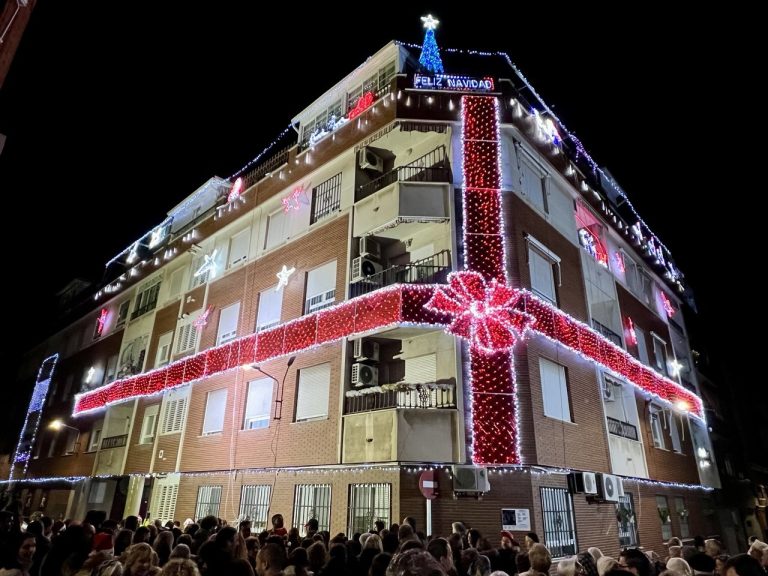Puertollano: El encendido navideño del bloque de Campoamor 10 se supera con el espectacular descuelgue de dos «Papás Noeles» desde el último piso