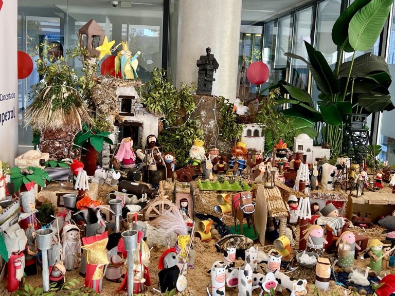 El encantador belén de Puertollano construido con rollos de papel por los alumnos de Inmaculada Enpetrol