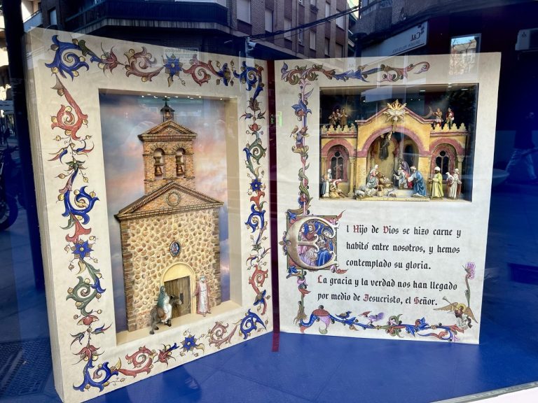 Puertollano: El original y bello belén de la Cofradía de Señoras de la Virgen de Gracia y sus jóvenes se exhibe en el Paseo de San Gregorio