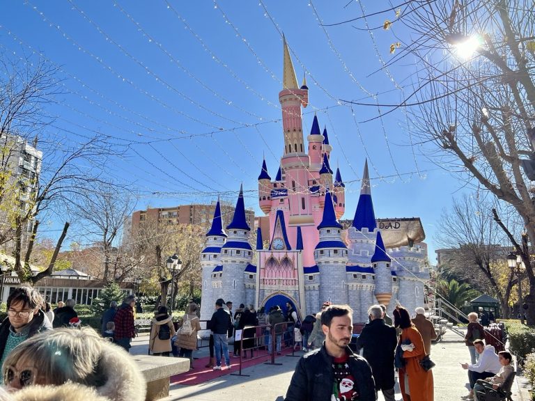 Puertollano: Ambiente festivo en el corazón del Paseo, animado por el gran castillo de fantasía y el tren mágico de la Navidad