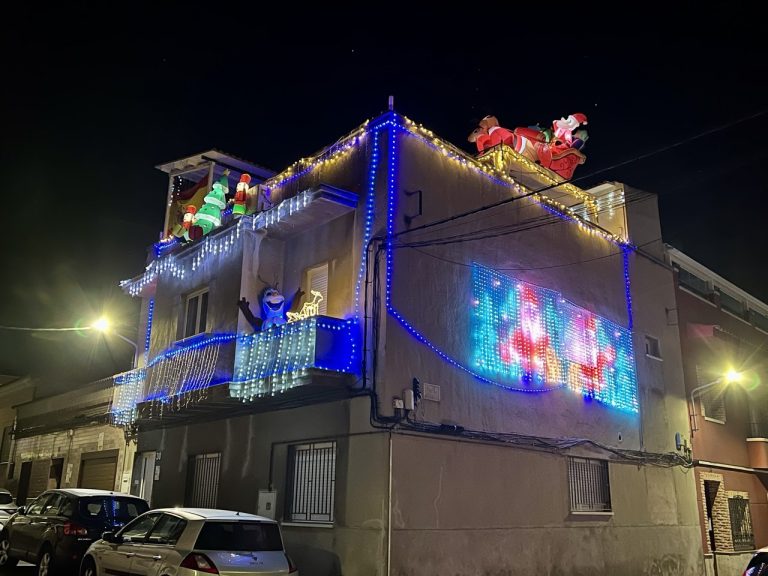 Puertollano: Vecinos de Menéndez Pelayo regalan una espectacular decoración navideña