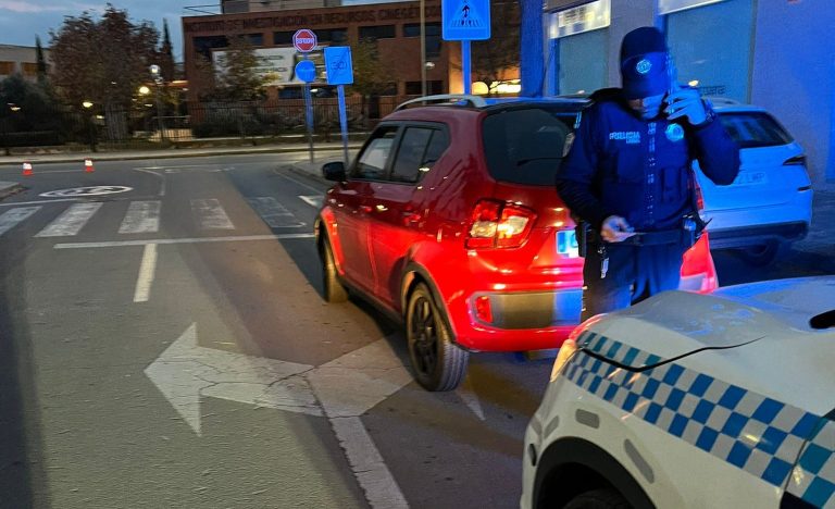 Un conductor que dio positivo en alcohol provoca un accidente con daños a otros vehículos en la calle Estación Vía Crucis
