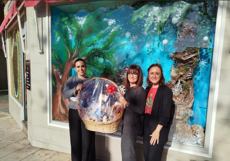 Puertollano: ‘Peluquería y Estética Doble A’ gana el concurso de escaparates navideños