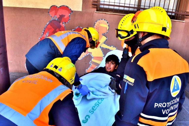 Puertollano: Los escolares del colegio Giner de los Ríos son evacuados durante un operativo de emergencia
