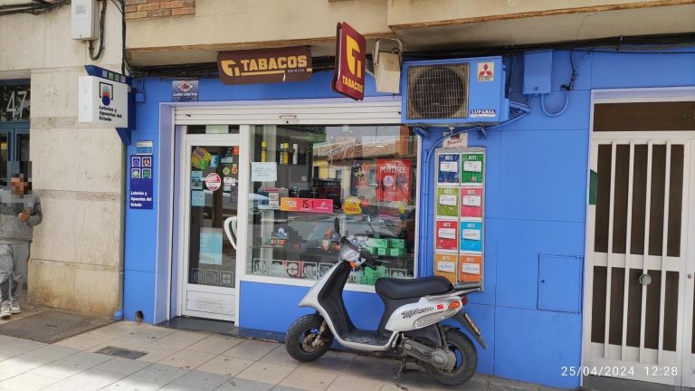 El primero de los cuartos premios, el 77.768, vendido en Valdepeñas