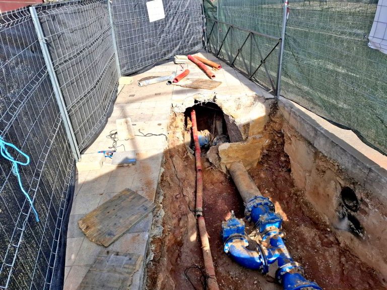 El Ayuntamiento de Puertollano avisa de posible turbidez y menor presión en el agua por las obras de instalación de tuberías reductoras