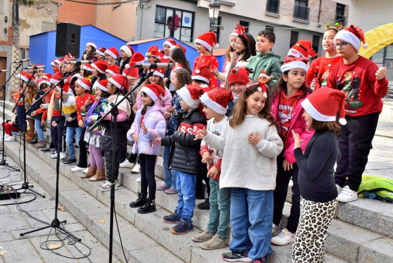 Puertollano: La Navidad llega a la plaza del Ayuntamiento con la muestra escolar de villancicos