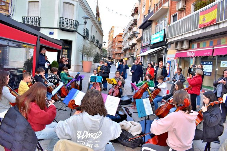 Puertollano: Música navideña a pie de calle con los alumnos de violonchelo del Conservatorio “Pablo Sorozábal”