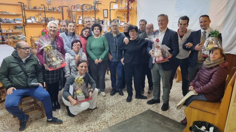 Puertollano: Las personas de Aldabón comparten su fiesta de navidad con varios concejales del Ayuntamiento