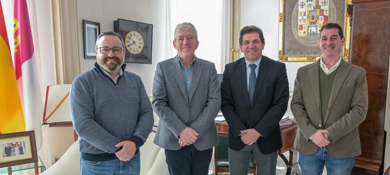 Valverde se reúne con una representación de la Asociación Provincial de Empresarios de Siderometalurgia de Ciudad Real (APES) para abordar posibles líneas de colaboración con la Diputación