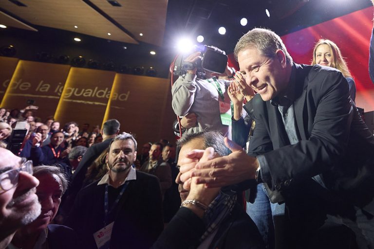 El PSOE-CLM ovaciona a Page y reivindica la igualdad frente a Cataluña mientras Pedro Sánchez evita el choque