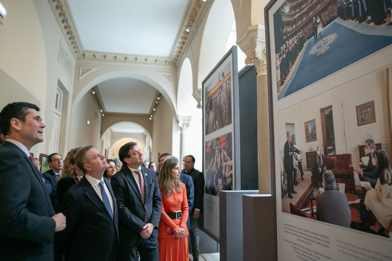 Ciudad Real dedica una exposición a Felipe VI y Page ensalza su figura y la de Juan Carlos I como garantes de la «estabilidad institucional» en España