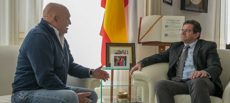 Valverde conoce el programa de inclusión social, los proyectos deportivos y educativos del Club Esgrima Ciudad Real
