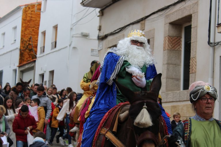Los Reyes Magos desfilaron por Fuencaliente montados en mulos