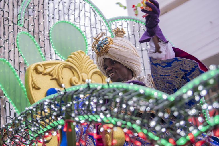 La Cabalgata de Reyes de Ciudad Real escapa de la tormenta bajo una lluvia de caramelos