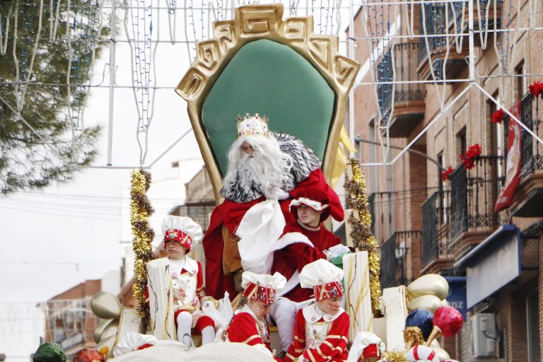 Los Reyes Magos han regado de ilusión este mediodía a Almodóvar del Campo