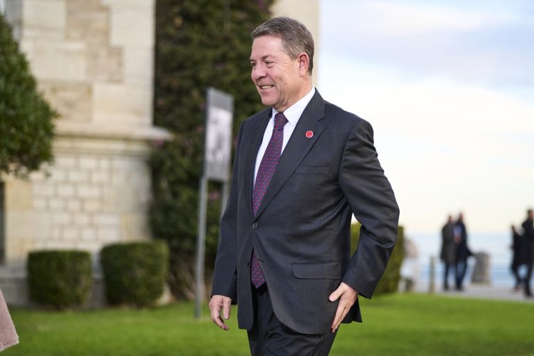 García-Page participa en Sevilla en la X edición del ciclo de conferencias y debates ‘Letras en Sevilla’ bajo el título ‘Políticos: ¿solución o problema?’