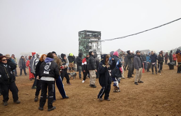5.000 jóvenes y 1.500 vehículos son vigilados por 170 policías y guardias civiles en la macrofiesta ilegal denunciada por el Aeropuerto de Ciudad Real