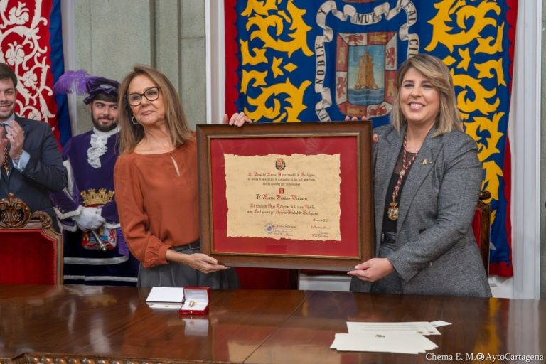 Cartagena nombra Hija Adoptiva a la escritora puertollanense María Dueñas