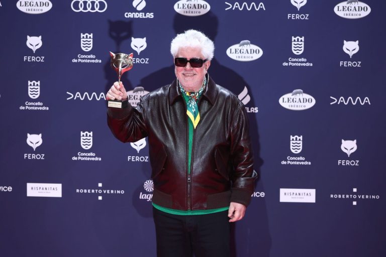 Pedro Almodóvar gana el Premio Feroz a mejor dirección por ‘La habitación de al lado’