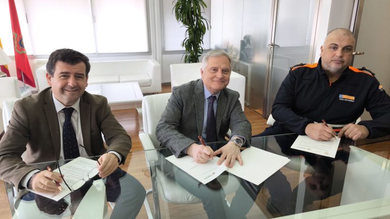 Deportes y Protección Civil firman un convenio de colaboración en el uso de instalaciones deportivas