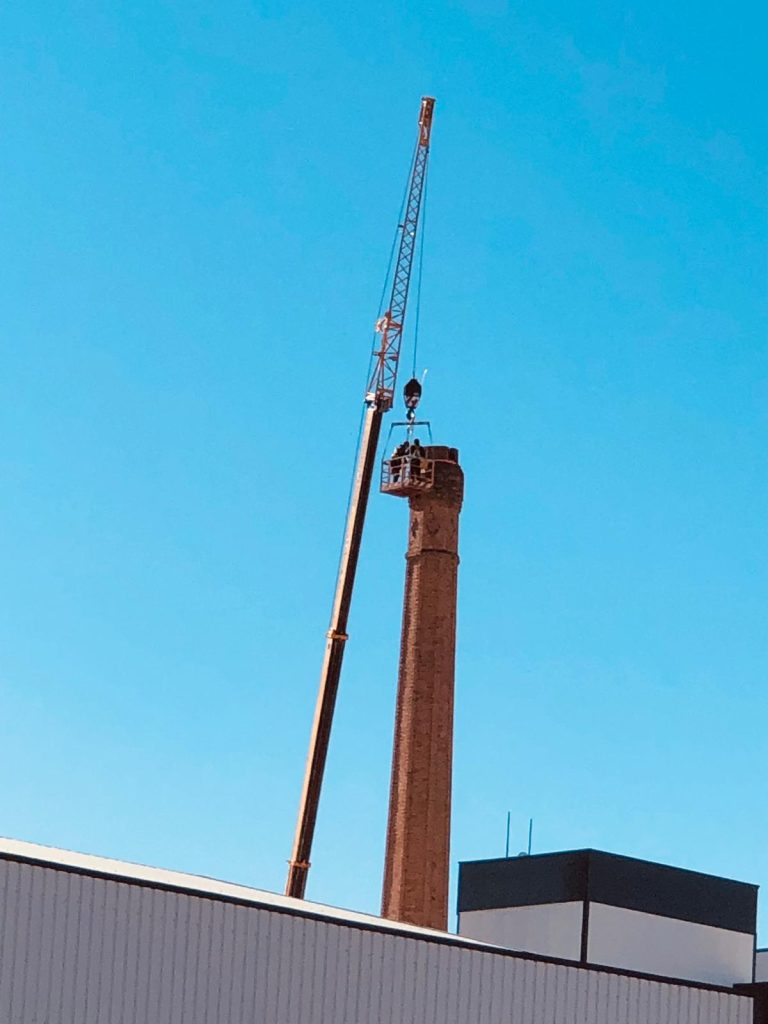 Malestar en Pedro Muñoz tras la retirada de antiguos nidos de cigüeña