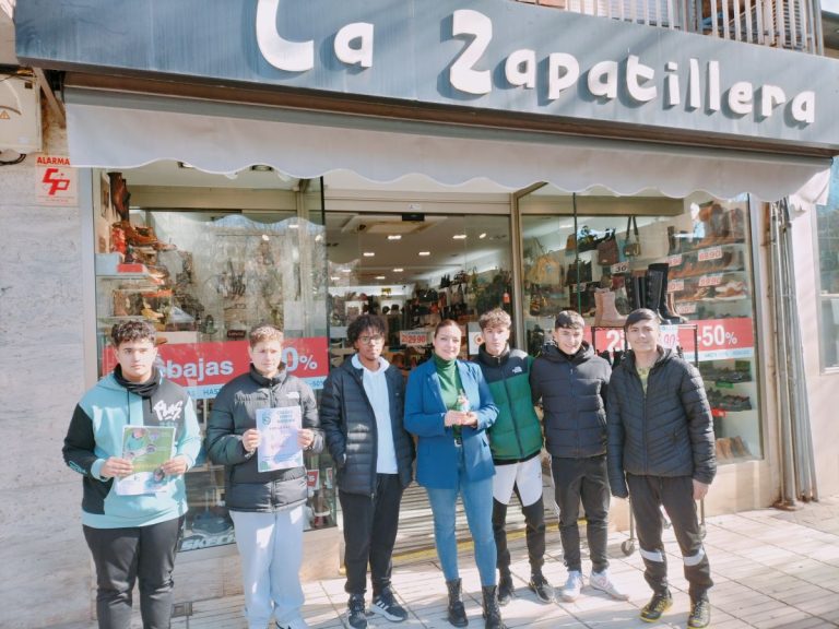 Alumnos de colegio Santa Bárbara visitan comercios de Puertollano para celebrar el Día de la Paz