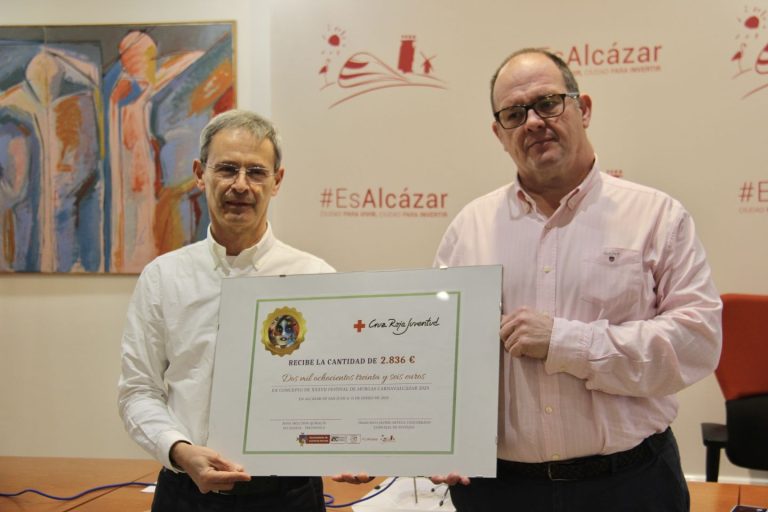 Javier Castellanos entrega a Cruz Roja el cheque solidario por valor de 2.836 euros recaudado con el Festival de Murgas