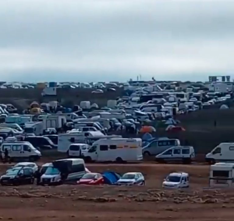 Miles de jóvenes de toda Europa participan en una macrofiesta ilegal en el Aeropuerto de Ciudad Real