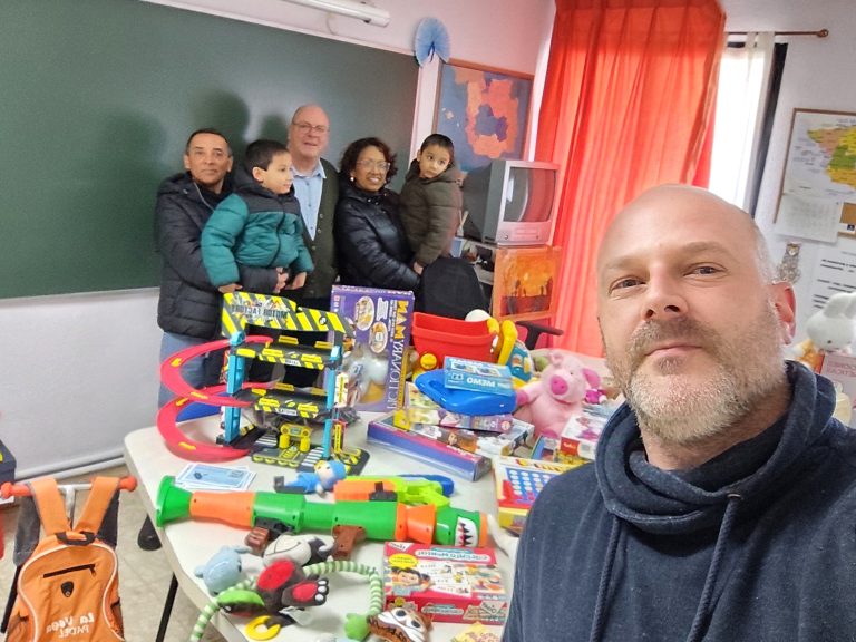 Puertollano: Los Reyes Magos entregan juguetes a los niños más desfavorecidos de la barriada de Santa Ana