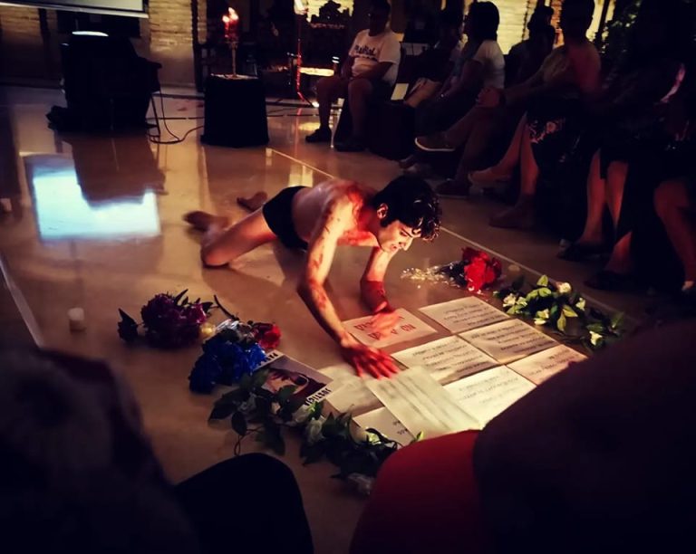 La obra ‘Distinto’ inspirada en el crimen de Samuel Luiz llega este sábado al Teatro de la Sensación