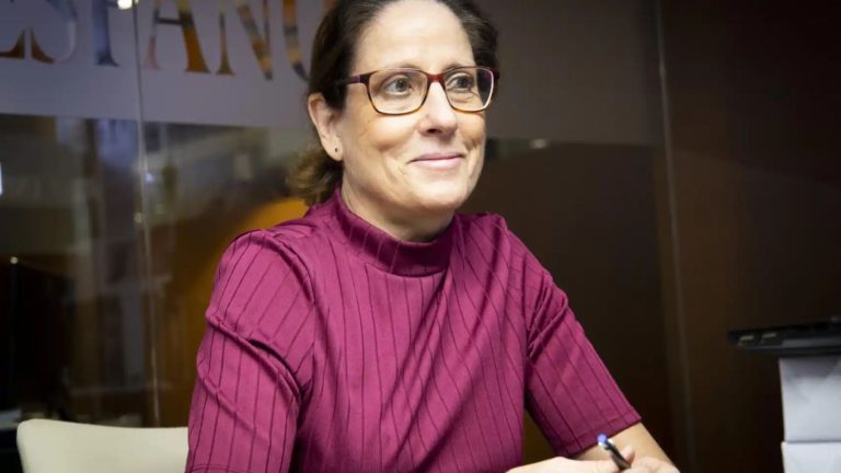 La APCR concede su insignia de oro a la periodista María Peral