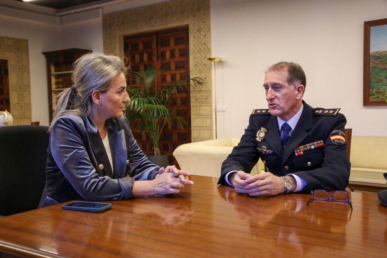 La delegada del Gobierno se reúne con Carlos San Román, comisario de la Policía Nacional en Toledo, días antes de su jubilación