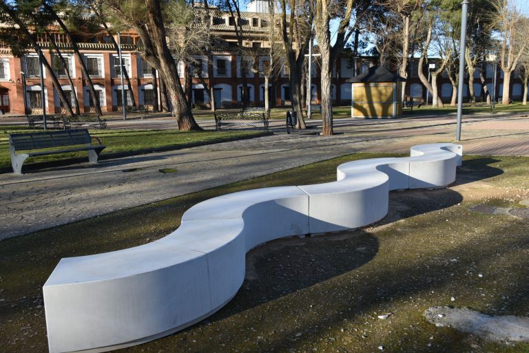 Daimiel estrena nuevos bancos y mobiliario urbano
