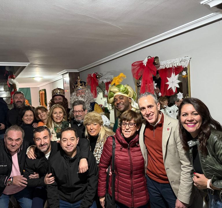 Puertollano: La mágica comunidad de vecinos de Campoamor 10 recibe por todo lo alto a los Reyes Mayos
