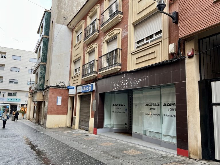 El gigante de ropa deportiva y accesorios para la moto Acerbis abrirá tienda en Puertollano de la mano de Running Team