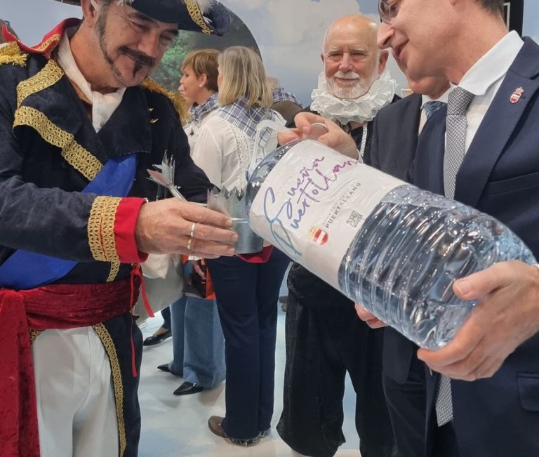 El agua agria de Puertollano regresa a Madrid como emblema de la ciudad entre la curiosidad de los asistentes a FITUR