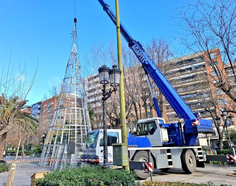 Una gran grúa desmonta el abeto luminoso de Repsol Puertollano