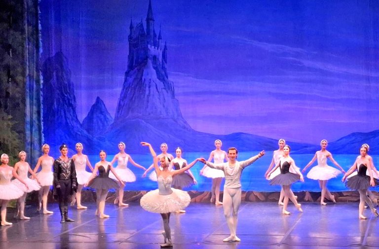 Puertollano: La elegancia y calidad del Ballet de Kiev fue reconocida con numerosos aplausos en «El lago de los cisnes»