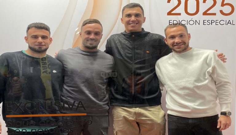 Cinco jóvenes de Puertollano se abren paso en toda España con su innovadora marca de ropa y espinilleras «Balón Dividido»