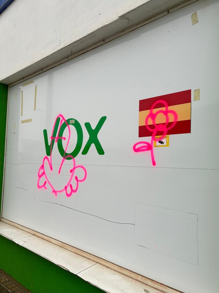 Vox condena los actos vandálicos en su sede de Alcázar de San Juan