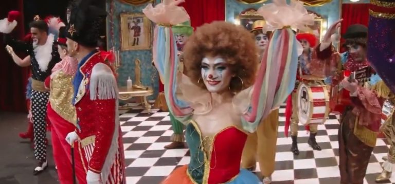 La comparsa ‘L@s artistas’ de Puertollano hace historia en el Carnaval de Cádiz y se gana el respeto del público del Falla
