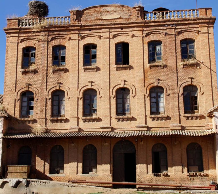 El bello edificio de la fábrica de harinas de Aldea del Rey entra en la Lista Roja del Patrimonio por peligro de derrumbe