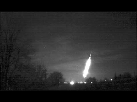 Una roca procedente de un asteroide impacta contra la atmósfera generando una espectacular bola de fuego