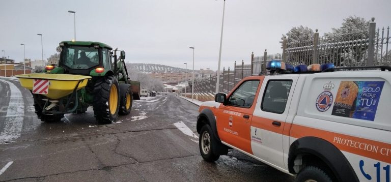 El Ayuntamiento de Puertollano distribuye dos mil kilos de sal en viales como medida preventiva para combatir las temperaturas invernales