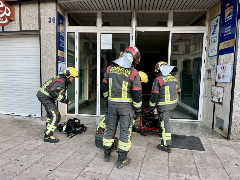 Puertollano: Los bomberos ventilan un pasaje privado del Paseo del Bosque tras el incendio de un colchón