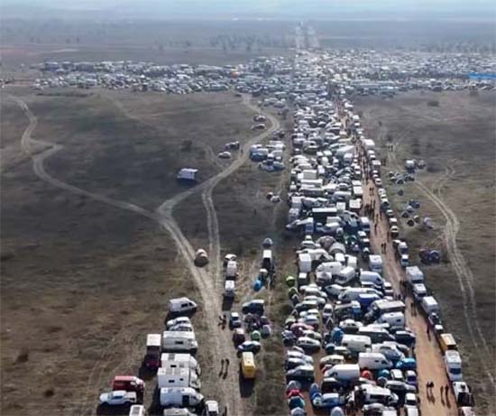Increíble panorámica ciberpunk de la rave más grande de Europa en Ciudad Real: Días de desfase tecno en un aeropuerto al borde del abismo