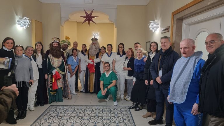Puertollano: Los Reyes Magos llevan la felicidad a la residencia de mayores «Albertia» 