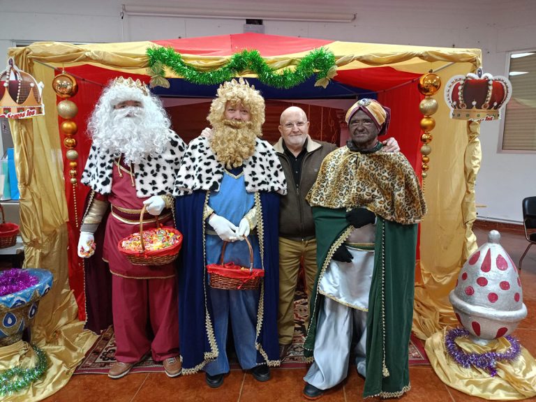 Puertollano: Los vecinos de El Villar comparten roscón durante la visita de los Magos de Oriente