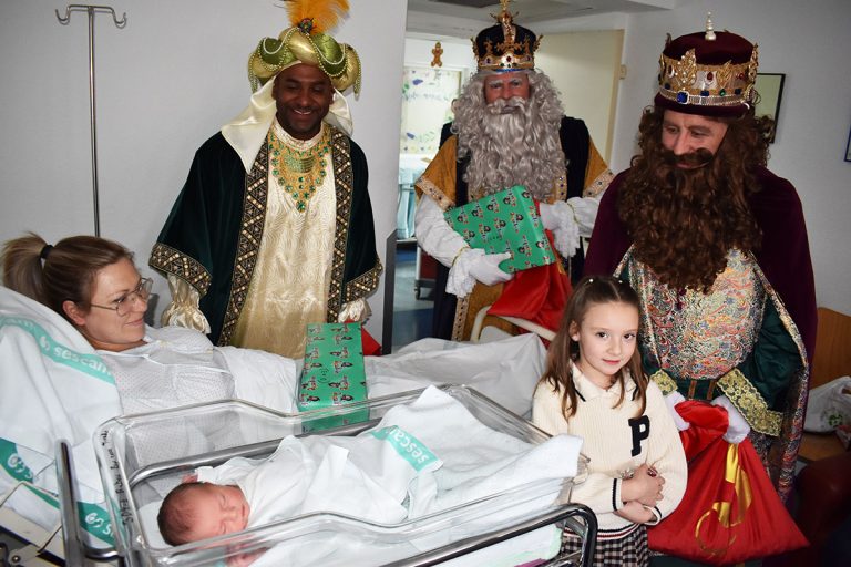 Rubén, Julia, Alejandro e Ilenia reciben la primera visita de los Reyes Magos en el Hospital Santa Bárbara